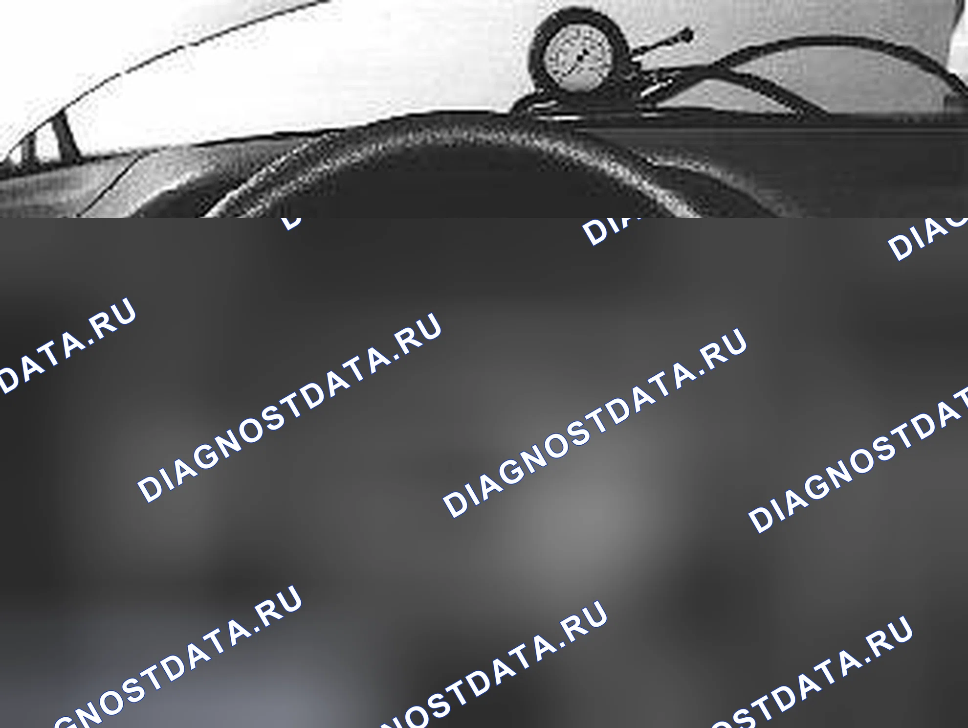 Рис. 225: Расположить манометр в моторном отсеке таким образом, чтобы его можно было считывать с сиденья водителя. Volvo C70 I