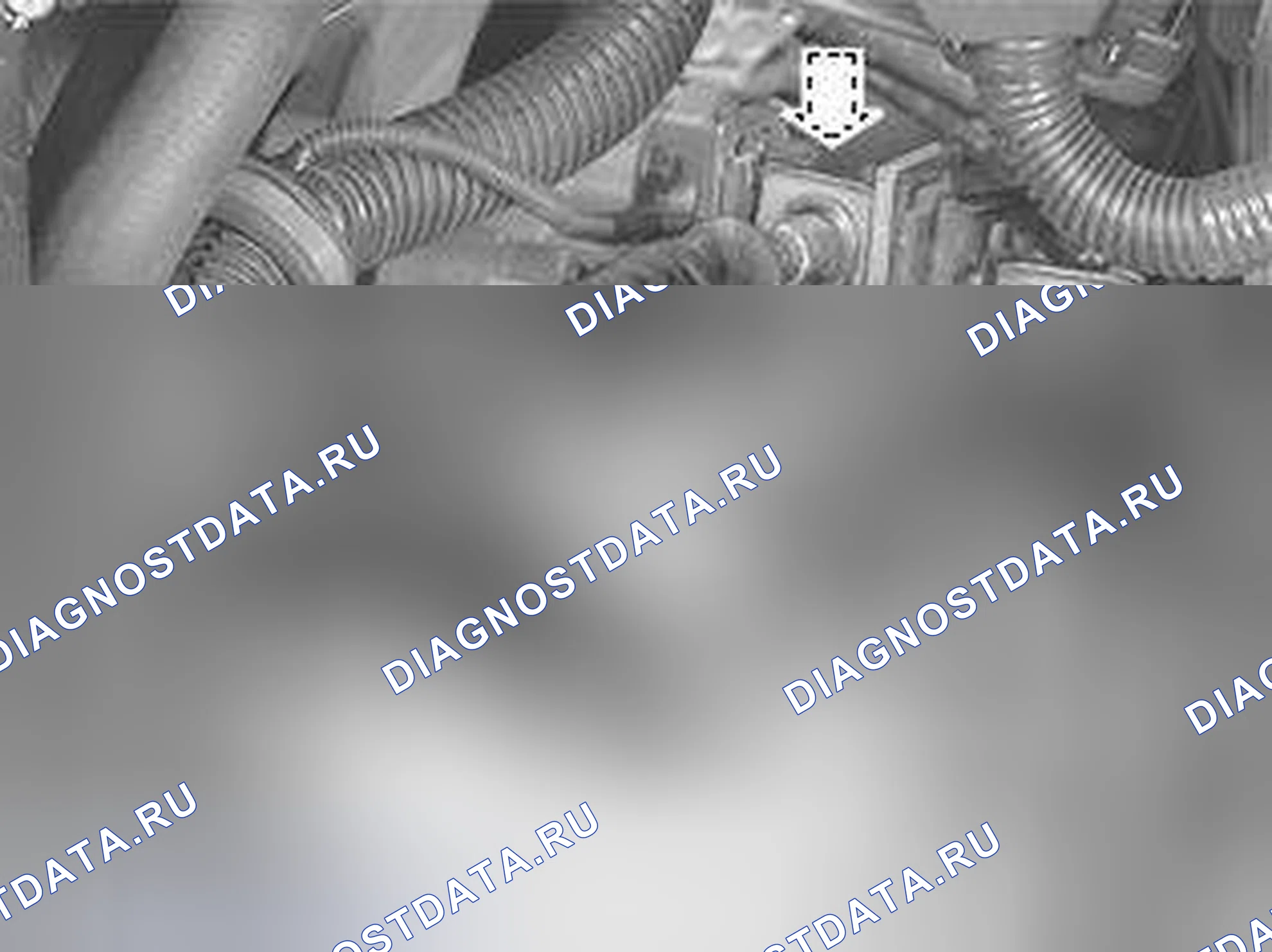 Рис. 631: Снять тросы коробки передач с рычагов на коробке передач. Volvo C70 I
