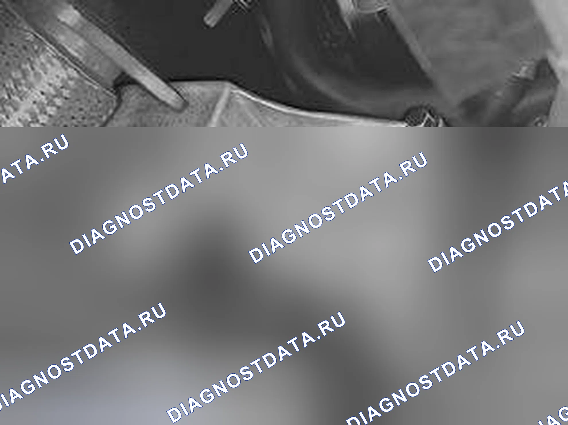 Рис. 107: Снять заднюю опору двигателя. Volvo V70 II