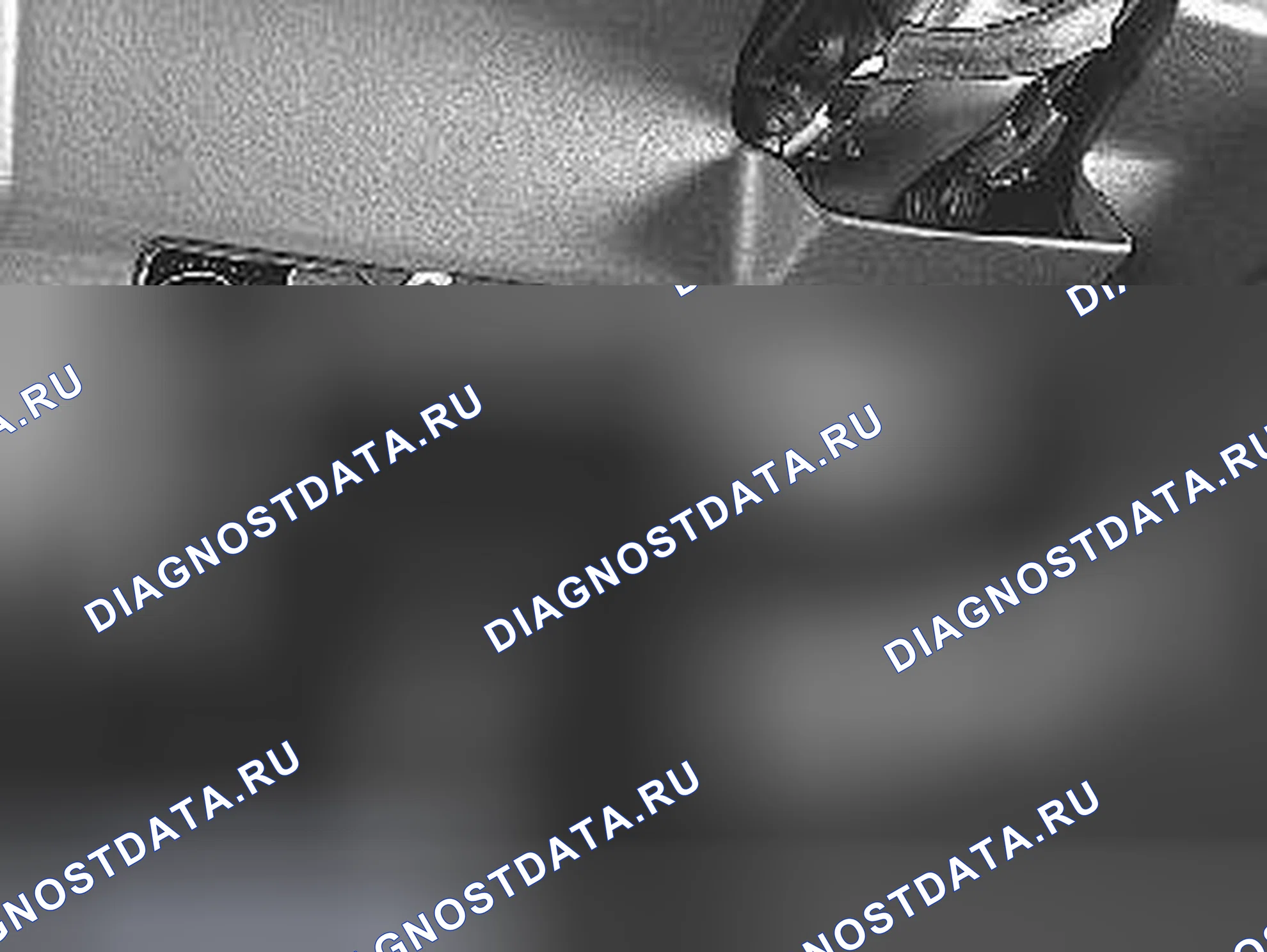 Рис. 58: Снять коленный буфер (некоторые варианты). Volvo C70 I