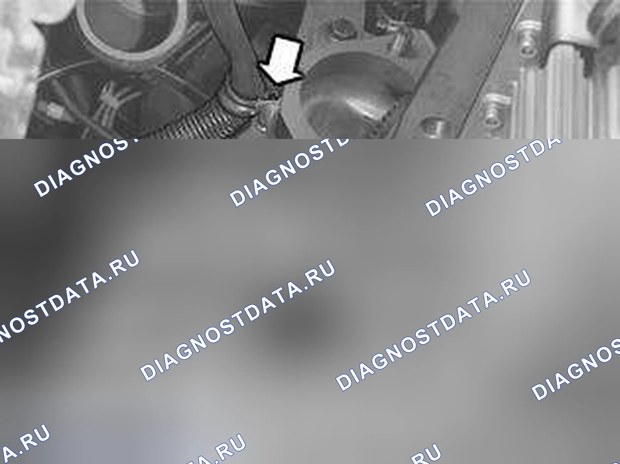 Рис. 641: Снятие винта и хомута с коробки передач и двигателя. Volvo C70 I