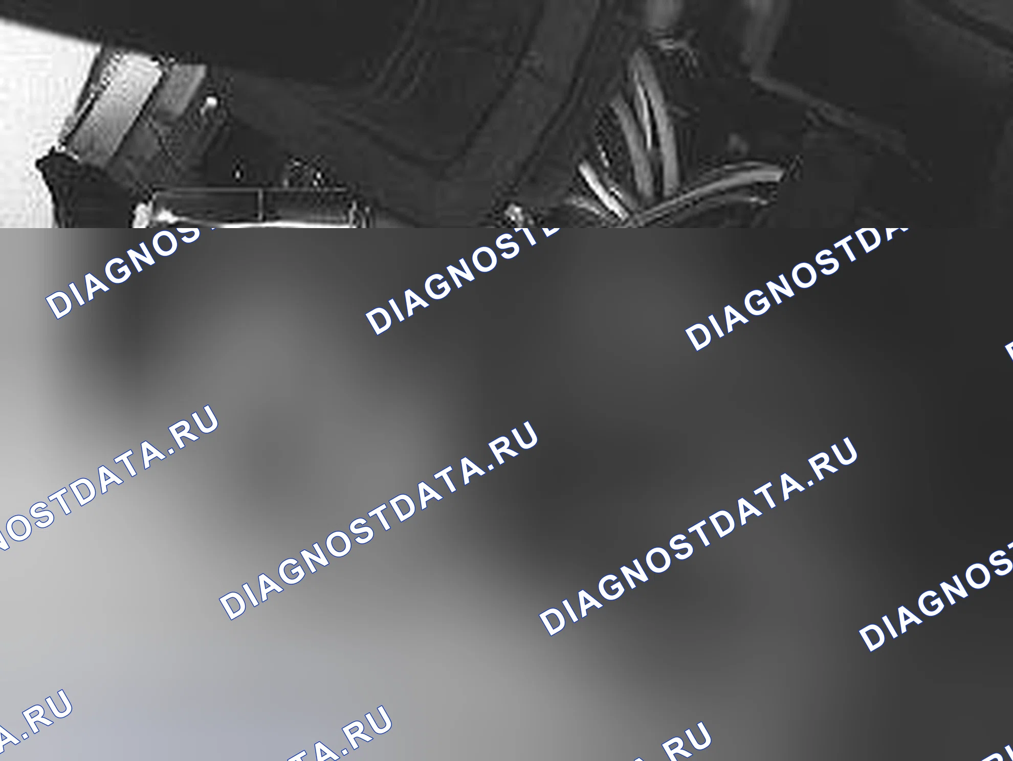 Рис. 30: Установка троса замка с ключом (некоторые варианты). Volvo C70 I