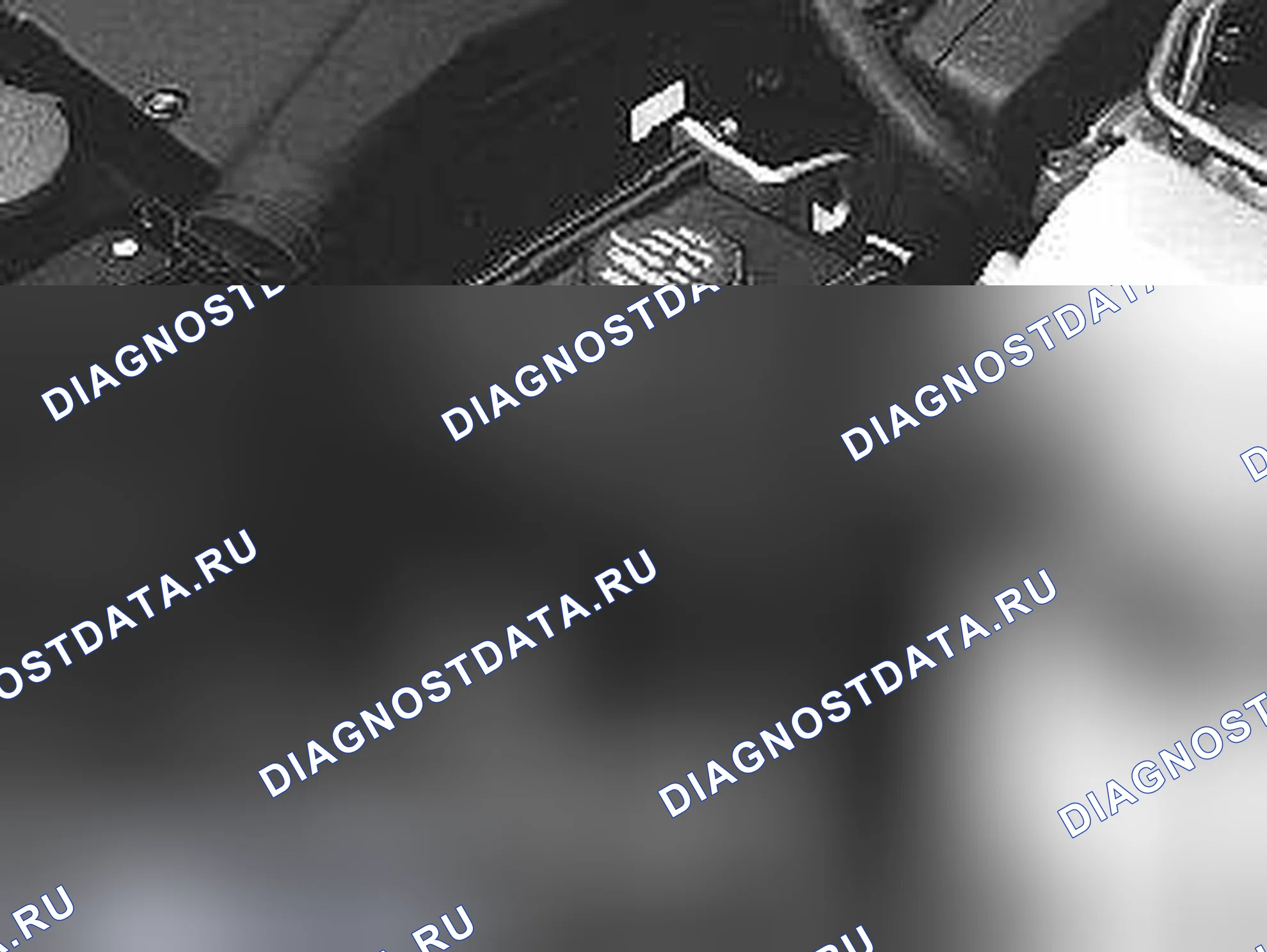 Рис. 143: Демонтаж винта и распорной трубы для брызгозащитного устройства. Volvo C70 I