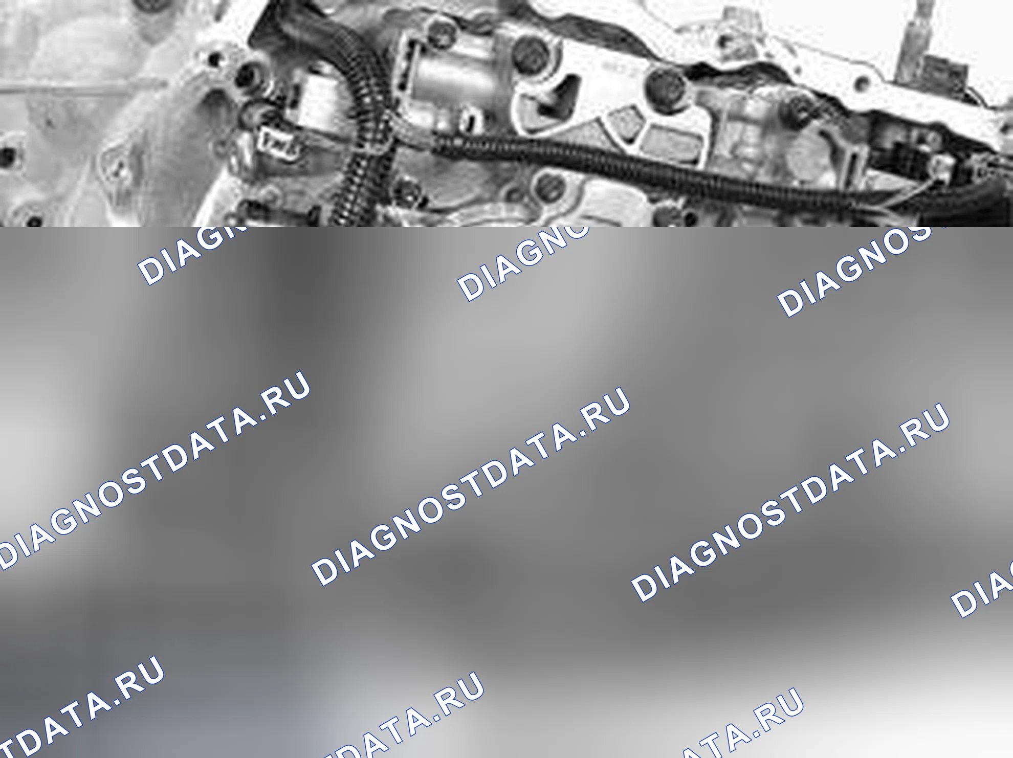 Рис. 653: Снятие боковой крышки коробки передач. Volvo S80 I