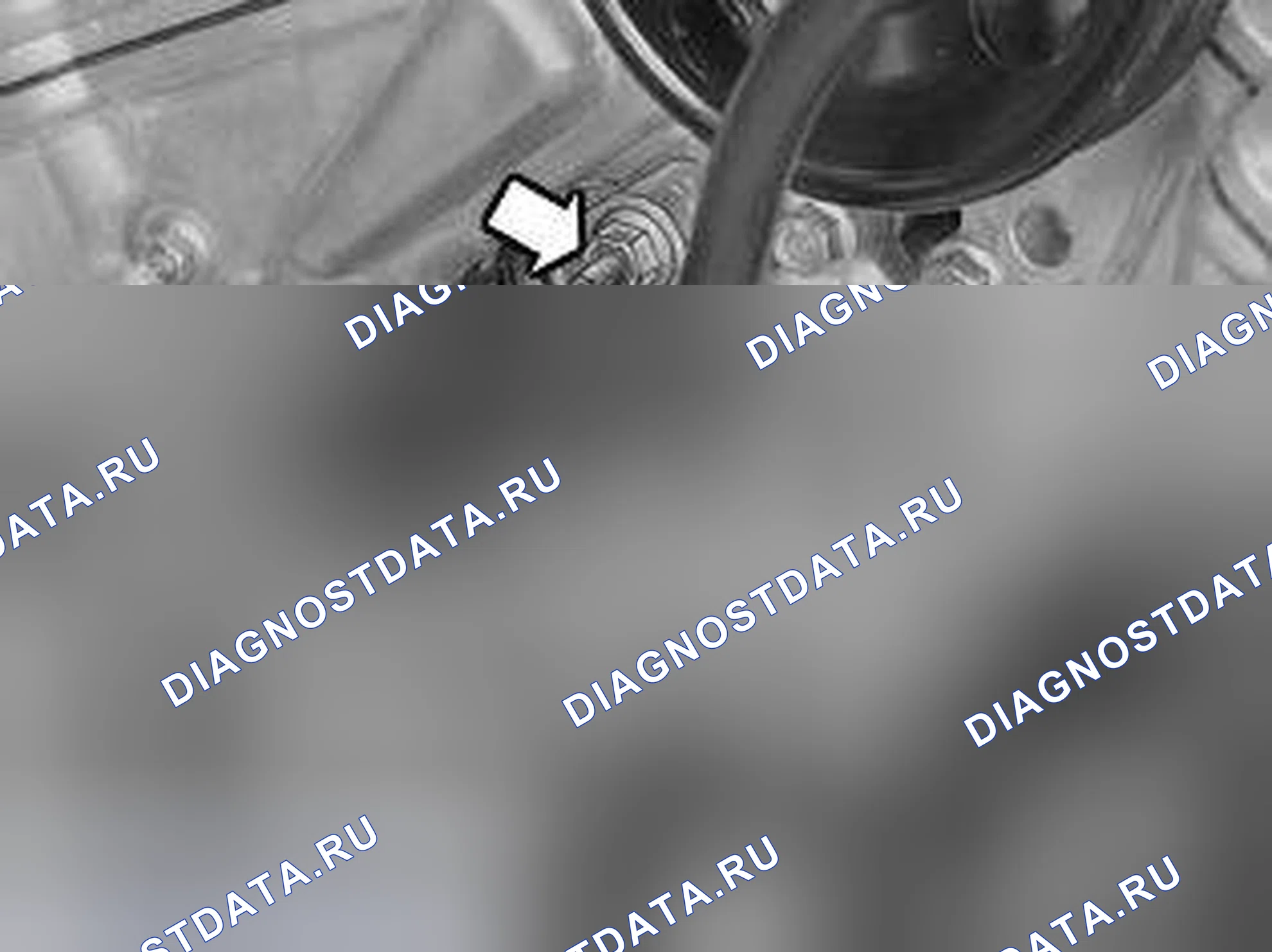 Рис. 371: СНЯТИЕ НАТЯЖНОГО УСТРОЙСТВА РЕМНЯ. Volvo XC90 I рестайлинг