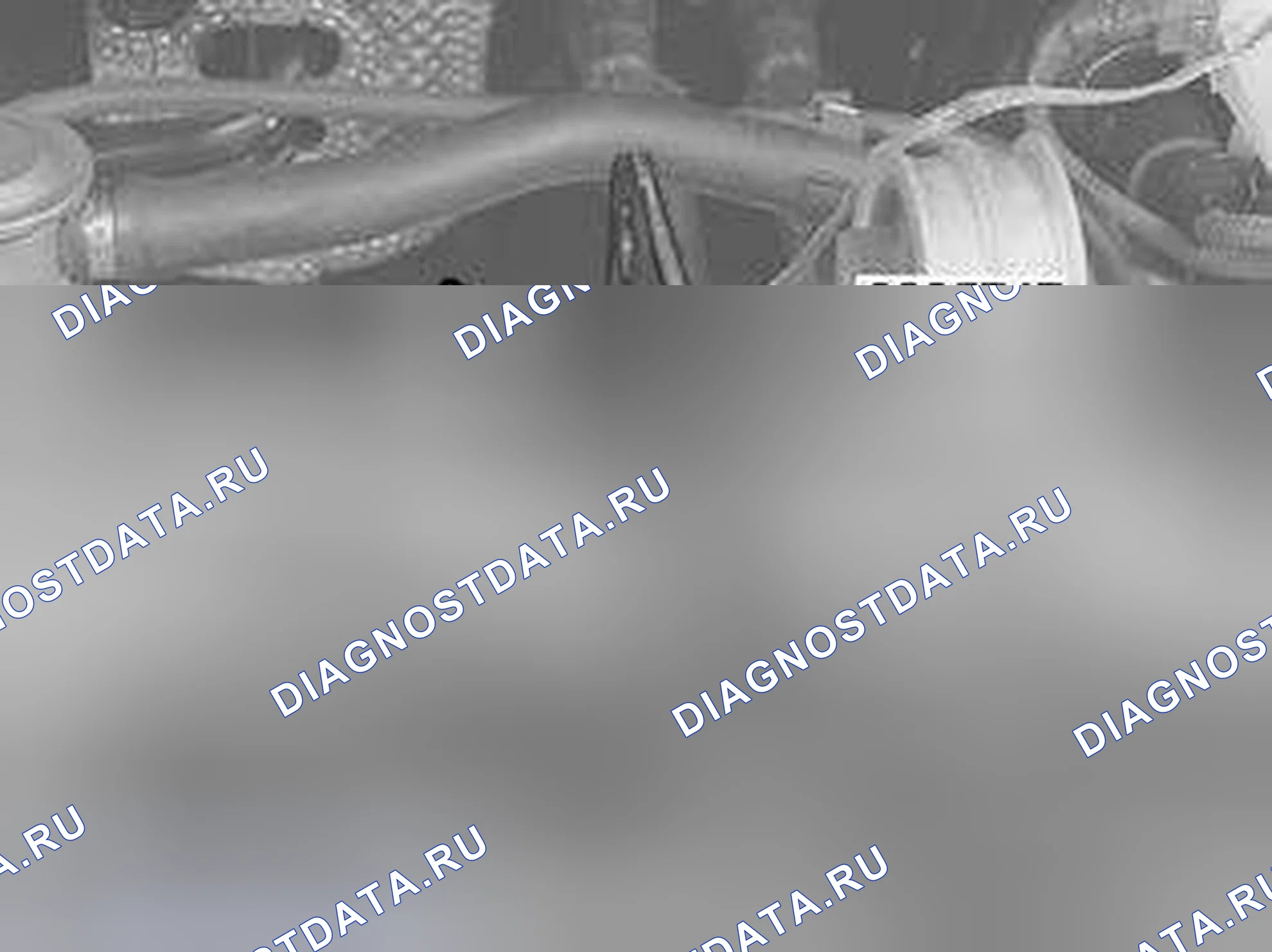 Рис. 242: Установка подъемного ушка (только для 6-цилиндровых двигателей). Volvo S80 I