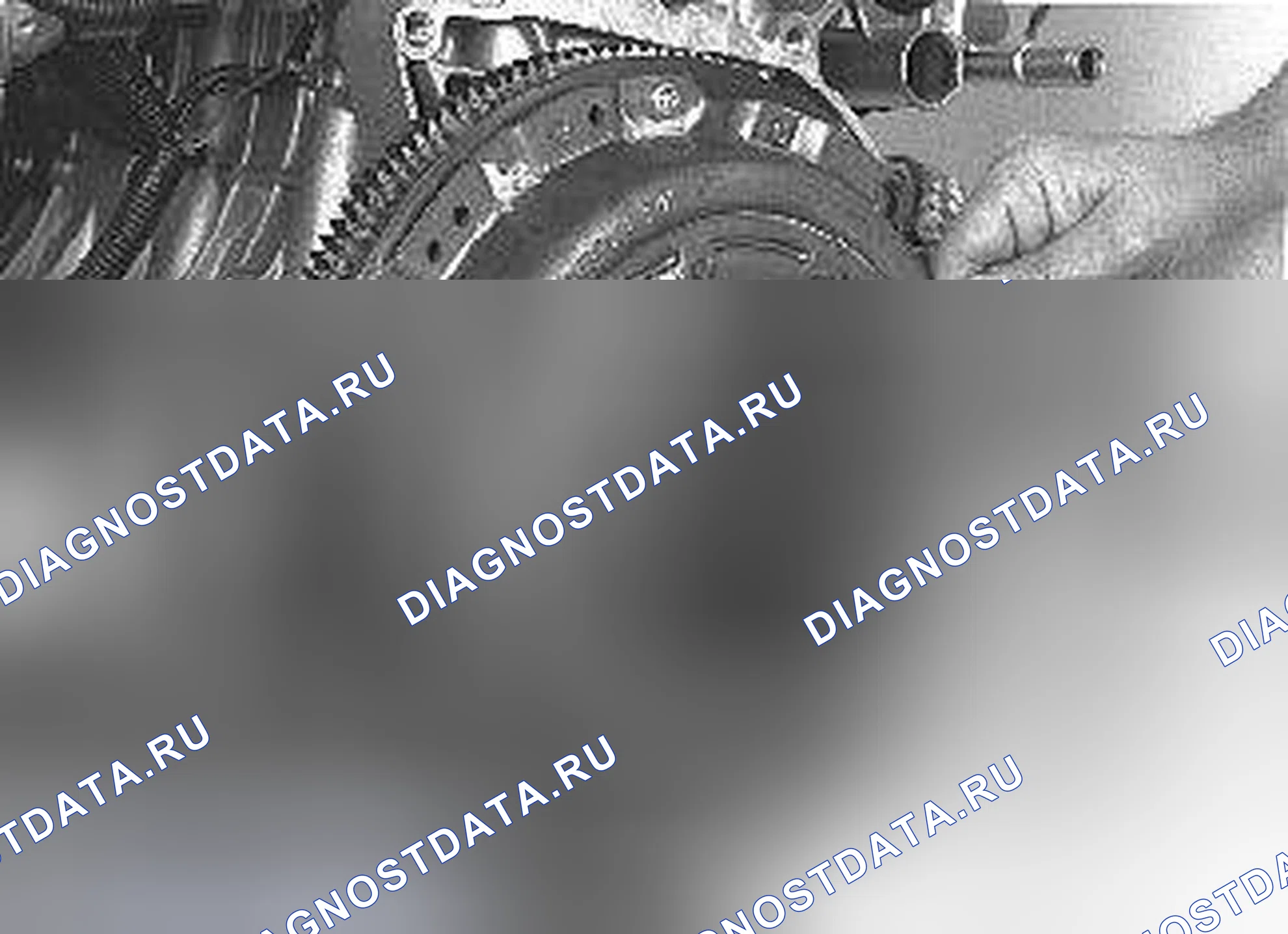 Рис. 2235: Открутить центральный винт пресс-инструмента и снять инструмент. Volvo C70 I